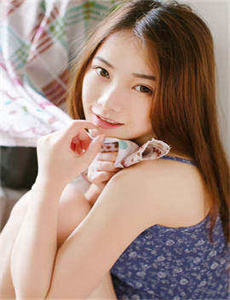 《美女裸露双奶头与尿口的图片》