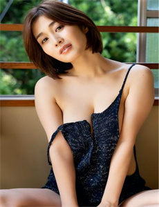 《两个女孩子开车》